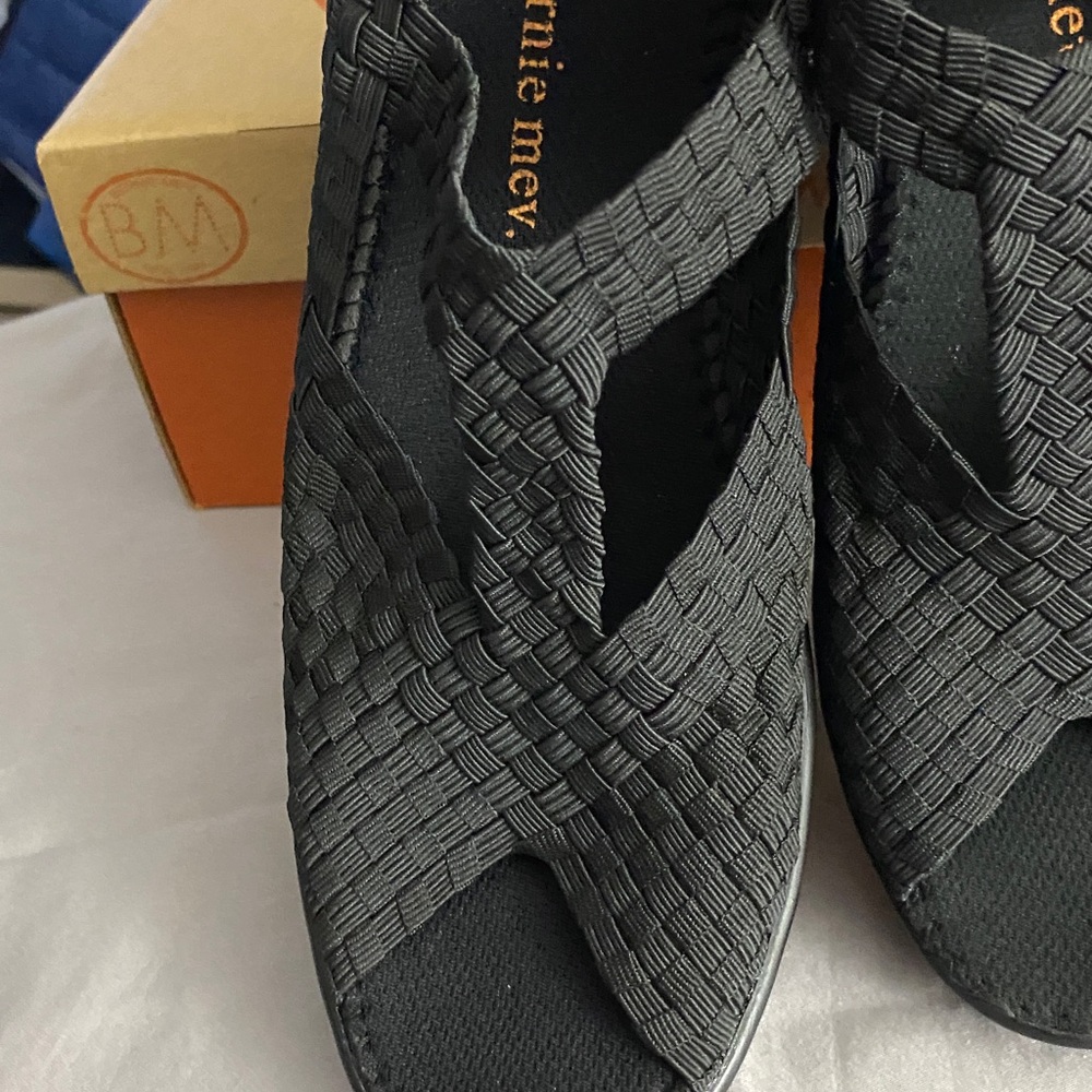 NEW IN BOX Bernie Mev Yvonne Black Woven Peep-Toe Wedge ShoesWo size 10(EU41) - Picture 7 of 10